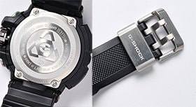 スカイコックピットのシンボルとも言える「TRIPLE G RESIST」のマークを刻印した鍛造バック。メタル素材を使用したバックルといい、重厚感溢れるディテールがファンの心をくすぐる。