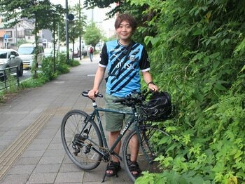 彼はなぜ自転車で川崎から神戸に…？「長津田でやめたくなりました（笑）」600kmを走り抜いた川崎Fサポの“ロードムービーのような旅路”＜Number Web＞ photograph by Number Web