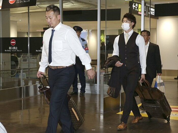 サヨナラ負けの33分後、甲子園から北海道へ。日本ハム裏方の仕事ぶり。＜Number Web＞ photograph by Kyodo News