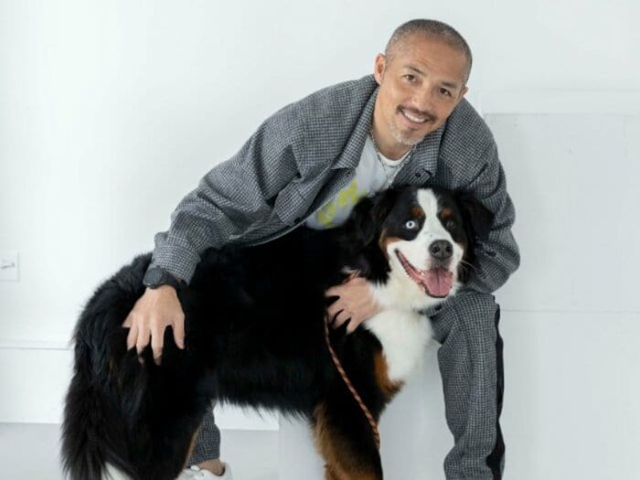 「シンジくんにお願いしたらW杯の解説でつけてくれて…」小野伸二の妻・千恵子さんが明かす大型犬ラウエと、ネクタイの幸福な関係＜Number Web＞ photograph by ＠tratoyagi_111