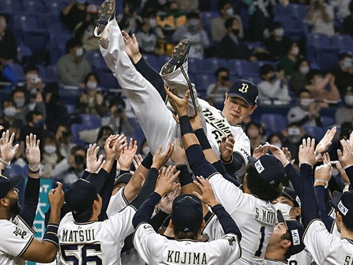 ＜涙の引退＞オリックスを支えた38歳山崎勝己　 若手投手、後輩捕手が「勝己さん」を慕った理由＜Number Web＞ photograph by Kyodo News