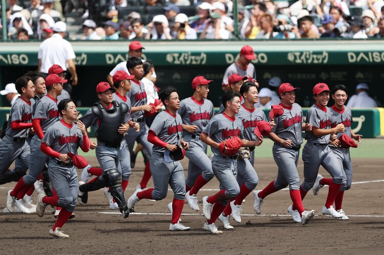 なびく髪、週休2日制、異色のユニフォーム…甲子園初出場・浜松開誠館の「高校野球離れ」した柔軟さ 元プロ監督は“筋肉＞技術”改革に着手 - 高校野球 -  Number Web - ナンバー