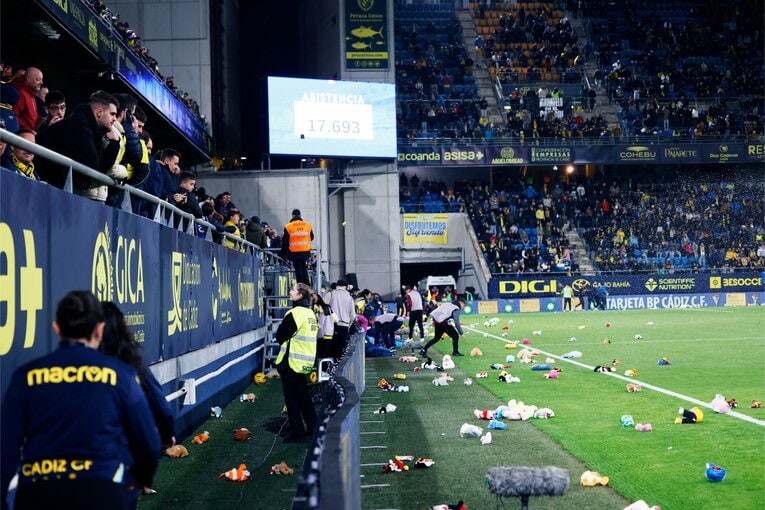 人形がピッチに投げ込まれた理由を知ると、南スペインの“人情”が見えてくる