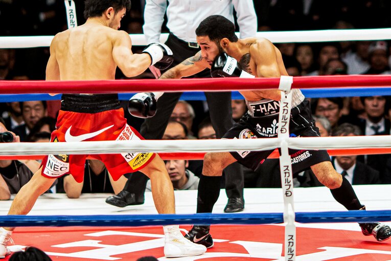 ドーピング違反に終わった第1戦に続き、山中慎介との第2戦は計量オーバー。2RでKO勝ちを収めたものの、後味の悪い結果に　©Naoki Kitagawa