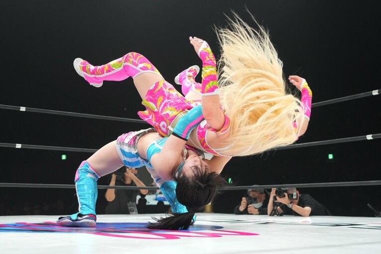 Chi Chiをジャーマンスープレックスホールドでフォールしたさくらあや　©Essei Hara