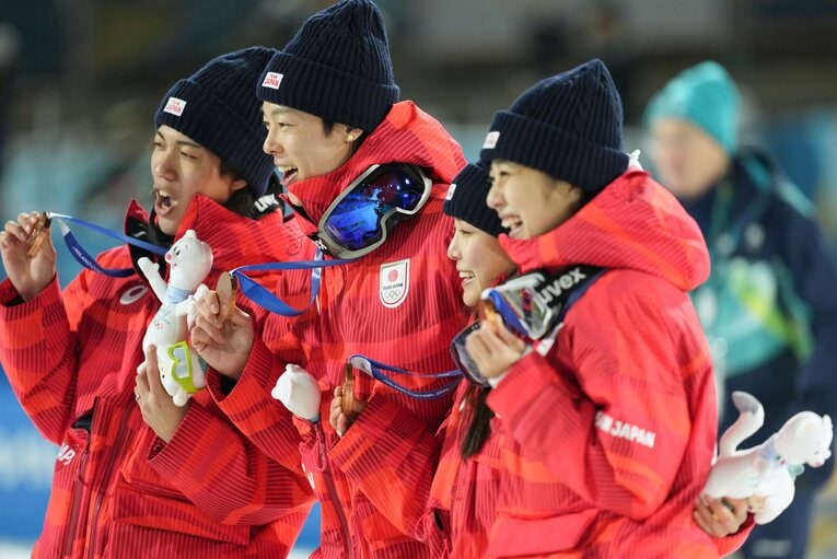 ミラノ五輪ジャンプ混合団体で銅メダルを獲得した日本チーム　©Tsutomu Kishimoto／JMPA