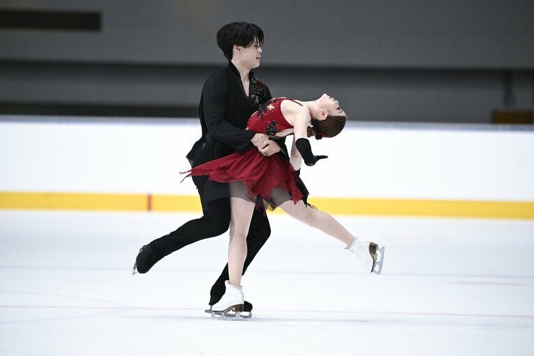 初の国際大会出場となった「木下グループ杯」で演技を行う紀平梨花・西山真瑚　©Asami Enomoto【スワイプするとそのほかの写真もご覧になれます】
