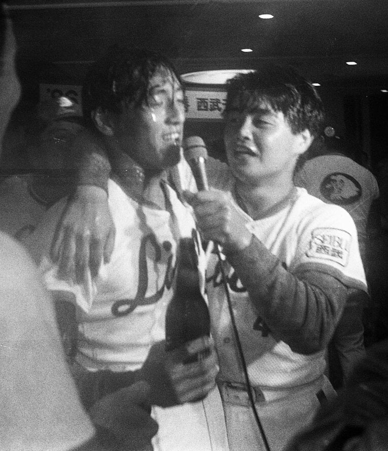 1986年、パ・リーグ優勝の祝賀会で。渡辺久信（現・西武監督）と　©Sankei Shimbun