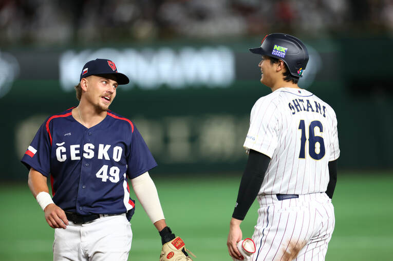 大谷翔平と笑顔で言葉を交わすチェコ代表のマルティン・ムジーク　©CTK Photo/AFLO