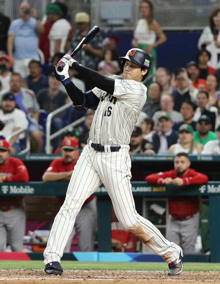 9回裏の先頭打者としてツーベースを放った大谷　©JIJI PRESS