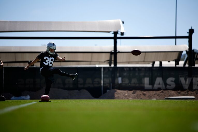 レイダースのオフシーズン・トレーニングに参加している松澤　©Michael Clemens/Las Vegas Raiders