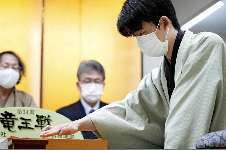 史上最年少四冠に駆け上がった藤井聡太竜王。さらなる強さの源とは？（代表撮影） ／ photograph by Kyodo News