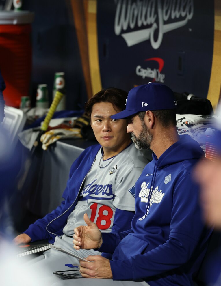 この日もイニング間には毎回、プライアーコーチと打ち合わせをつづけていた山本　©Getty Images