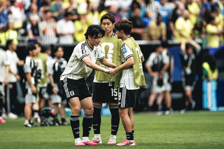 【テレビに映らなかったブラジル戦真相】試合後、涙、涙…ピッチに倒れ込む日本代表選手と励ます仲間たち。森保一監督の“痛恨の表情”も（写真は右に続きます）　©Kiichi Matsumoto/JMPA