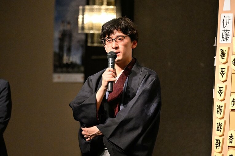 マイクを持って先に話す伊藤　©Keiji Ishikawa