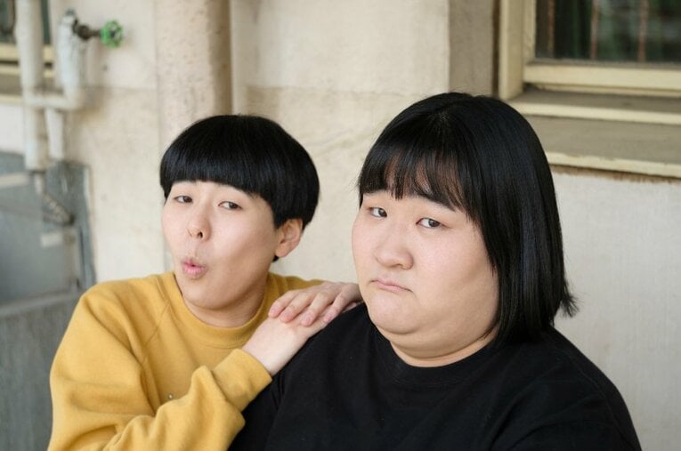 結成3年で初めてのM-1決勝だったヨネダ2000。誠（ボケ・ネタ作り担当、写真左）と愛（ツッコミ担当）。吉本興業所属 ／ photograph by Atsushi Hashimoto