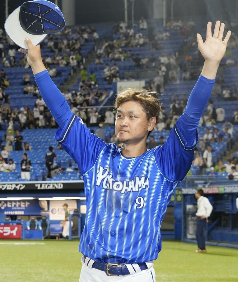ファンの声援に応えるDeNA時代の大和さん（2023年撮影）　©KYODO