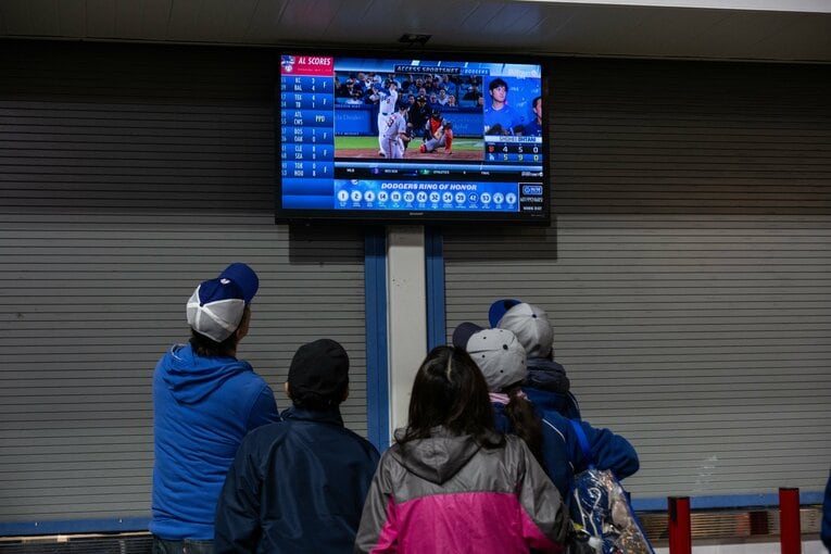 【現地開幕戦シリーズ】ドジャースタジアムでは大谷のホームランVTRと会見を見守るファンも　©Nanae Suzuki