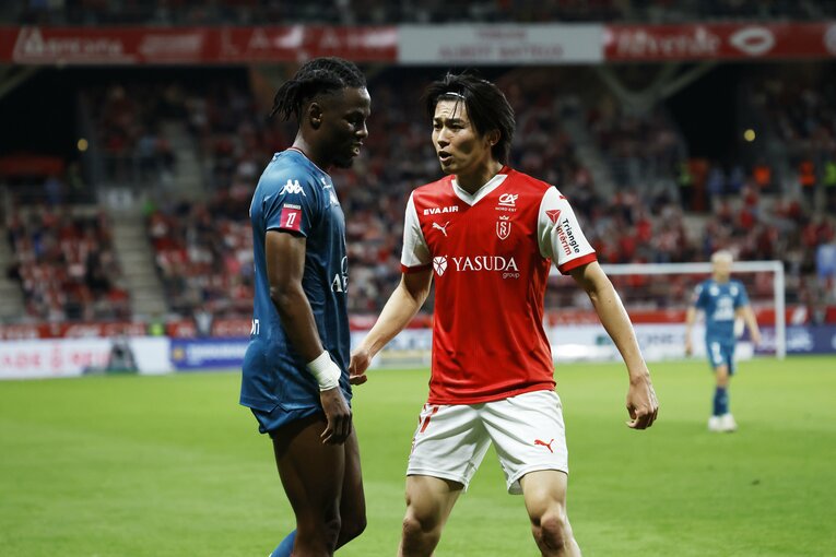 味方へのファウルに対して、相手に詰め寄った中村