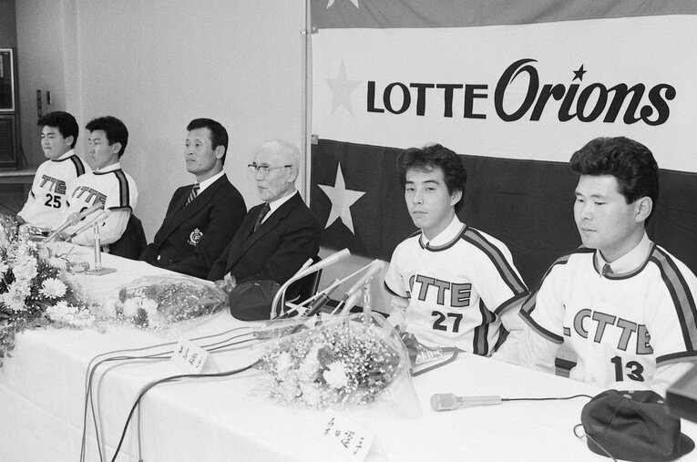 大トレードのロッテ入団会見。左から平沼定晴、上川誠二、有藤道世監督、松井静郎球団社長、牛島、桑田茂。どこか表情が硬いのは否めない？　©JIJI PRESS