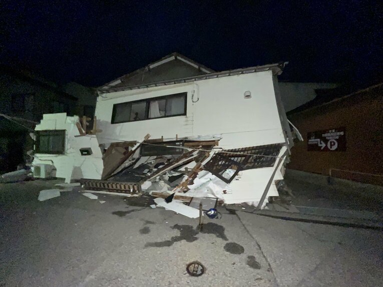 能登半島地震により2階部分が完全に押しつぶされた日吉さんの自宅（本人提供）