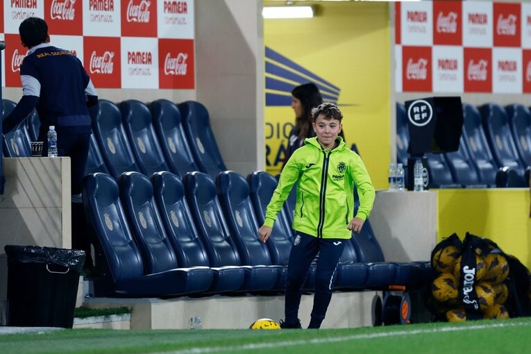 久保と握手をしたビジャレアルのボールボーイが嬉しそうな表情を見せていた　©Daisuke Nakashima