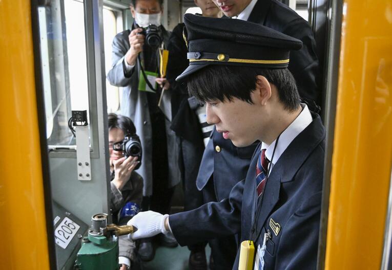 「ことでん」の車掌体験をする藤井八冠。タイトル防衛後のイベントもしっかりとこなしている　©Kyodo News