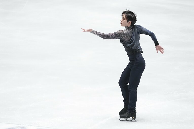 NHK杯SPで演技を行う宇野昌磨