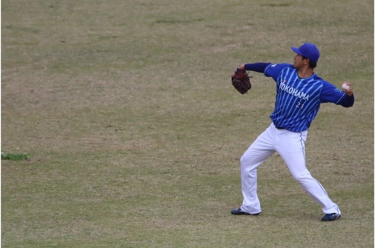 リハビリ途上の今永は遠投にいそしむ©Kou Hiroo