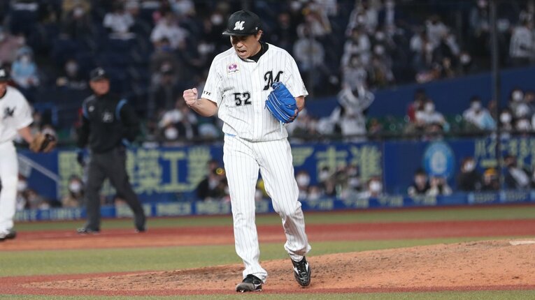 マリンのマウンドでガッツポーズを決める益田直也　©︎Chiba Lotte Marines