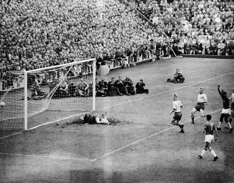 ペレのゴールに沸くスタジアム　©Getty Images