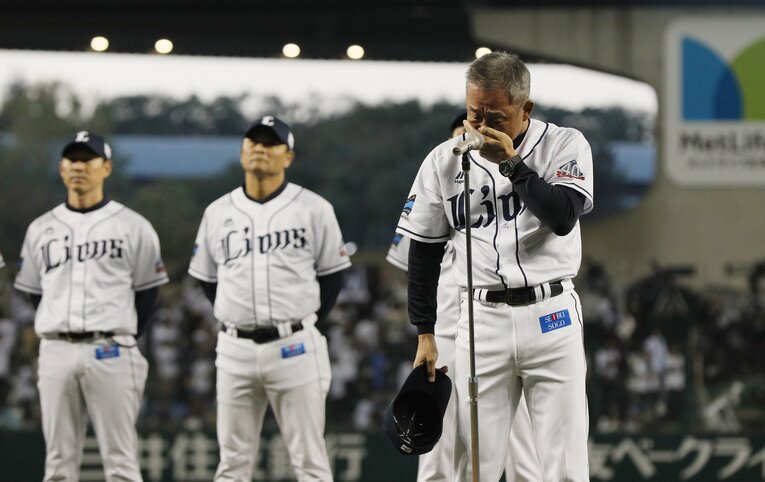 2018年、CSでソフトバンクに敗れ、涙を流す辻前監督　©JIJI PRESS
