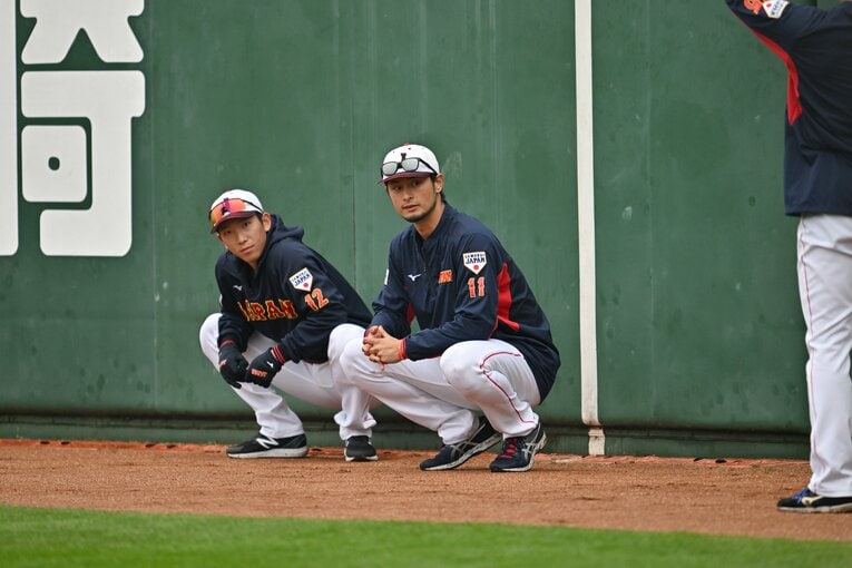 戸郷と座り込むダルビッシュ　©︎HIdeki Sugiyama