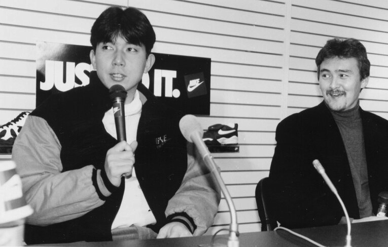 会見を行った2人　©KYODO