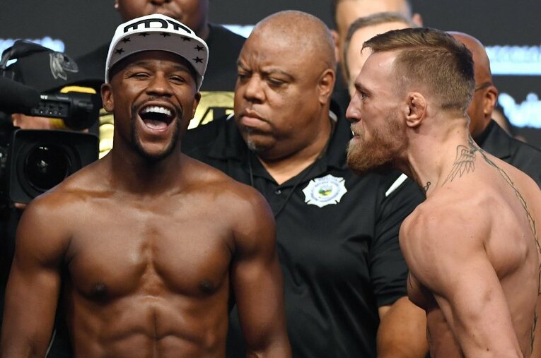 元世界5階級制覇王者フロイド・メイウェザー（45歳）。写真は5年前のMMA王者コナー・マクレガー（右）戦の前日計量で　©Getty Images