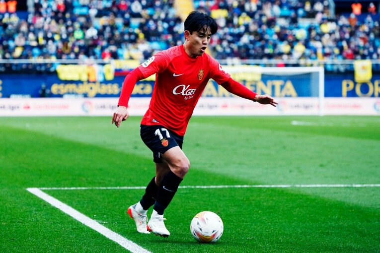 久保建英がエメリ戦術にハメられた？ “代表前の古巣ビジャレアル戦”撮影カメラマンが見た苦闘の要因〈少年ファンはユニをおねだり〉(25)