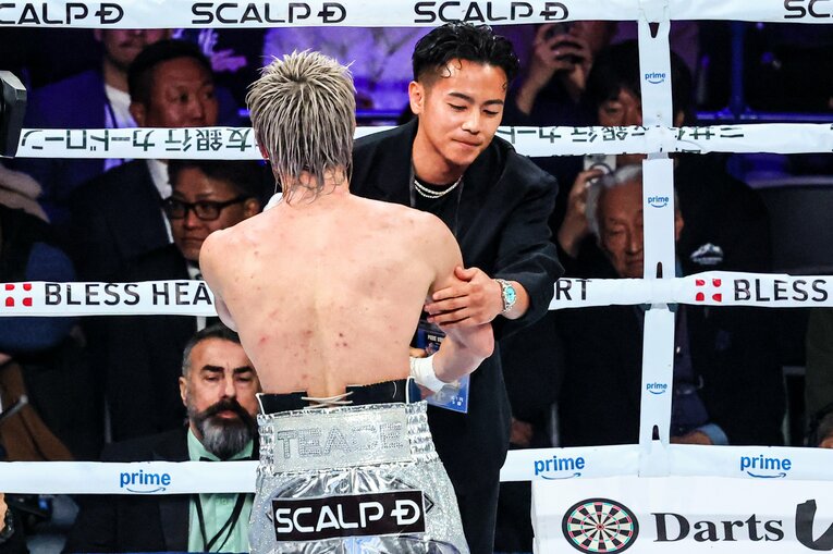 対戦が期待されるWBO世界バンタム級王者・武居由樹とリング上で対面　©Susumu Nagao