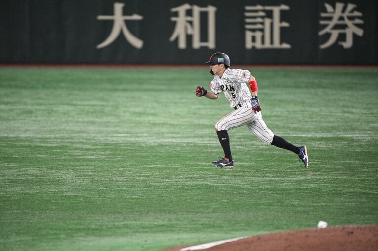 プレミア12米国戦、盗塁する五十幡。速い！　©Nanae Suzuki