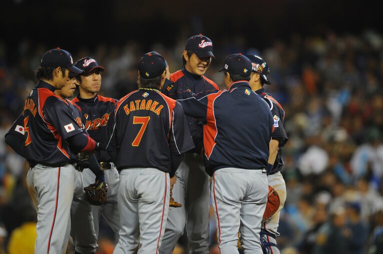 岩隈久志を労う山田久志コーチ　©︎Naoya Sanuki