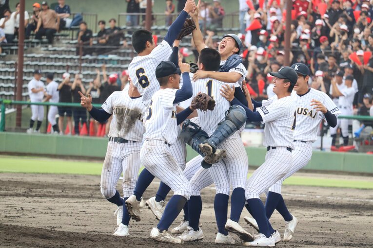 「福島の絶対王者」聖光学院を破って喜ぶ東日大昌平ナイン　©Genki Taguchi