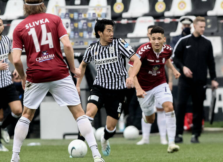 ギリシャスーパーリーグでプレーする香川　(C)AFLO