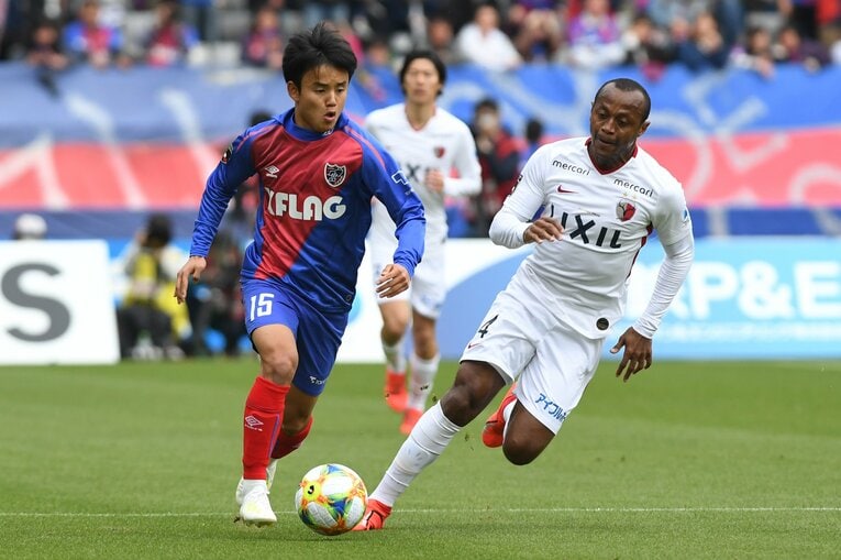 2019年、当時FC東京の久保建英とマッチアップするレオ・シルバ　©Masashi Hara/Getty Images