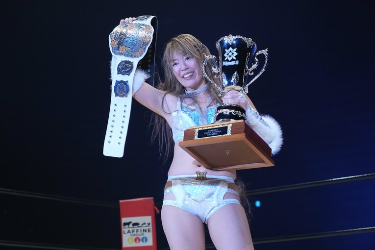 ユナイテッドナショナル王者になってトロフィーを掲げる桜井麻衣。1月3日、大田区総合体育館　©Essei Hara