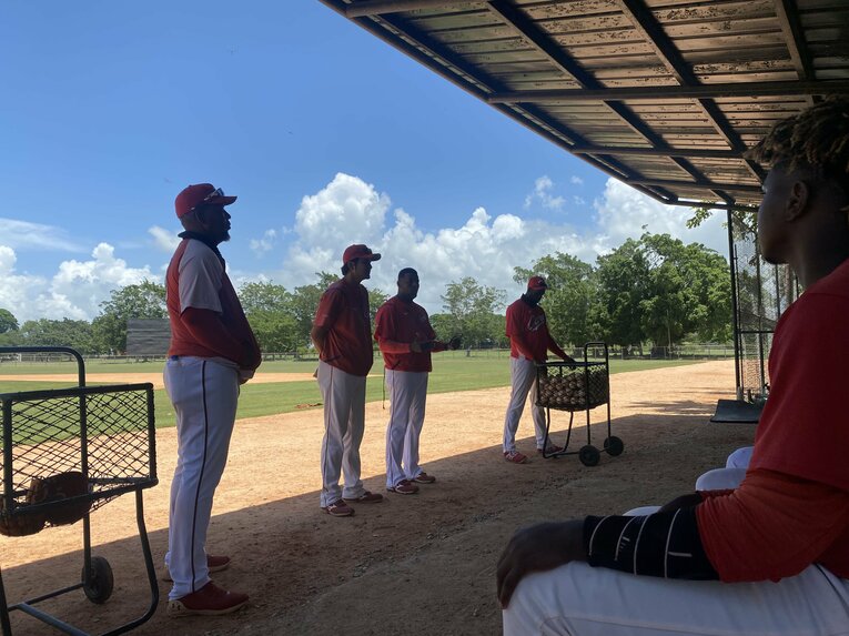 ベンチの屋根以外、日差しを遮るものが存在しないグラウンド　©Hiroshima Toyo Carp