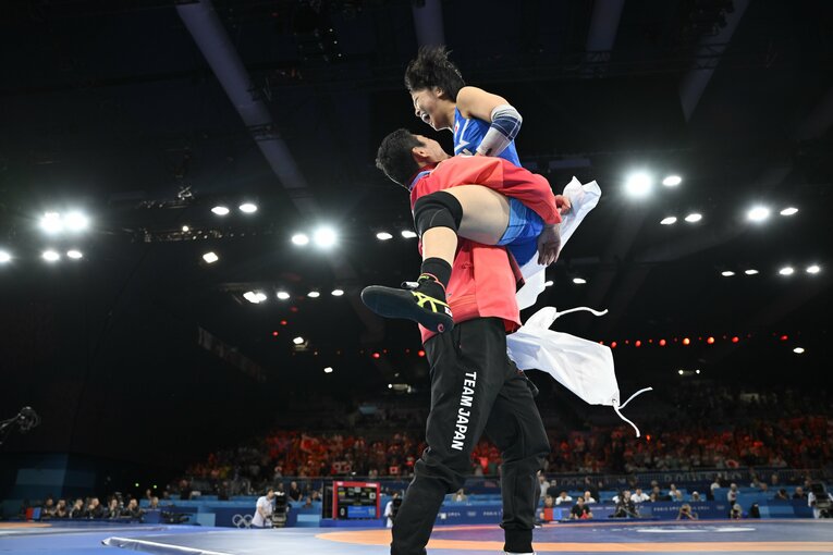 父・俊一さんに豪快なダイブ（1枚目／全2枚）©Asami Enomoto/JMPA