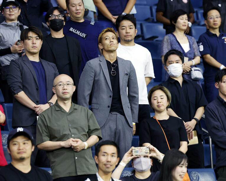 W杯前最後のテストマッチとなったカナダ戦で、解説へのイメージを膨らませていたという本田圭佑。隣には寺川アナの姿が　©︎KYODO