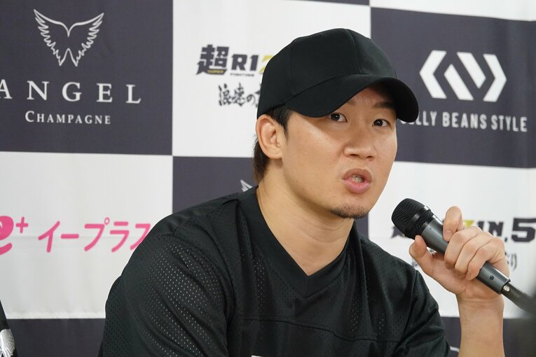 朝倉未来の試合後会見。率直は言葉で青木真也へのリスペクトを口にした　©Koji Fuse