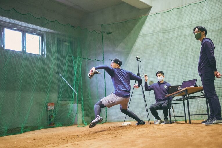 一球一球、確かめながらボールを投げ込む鈴木　©Taichi Chiba