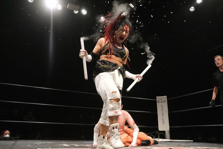 蛍光灯を自身の頭で割る山下（写真をクリックすると「この記事の写真」に飛びます。流血等の写真を含みますので、ご注意ください）　©Norihiro Hashimoto