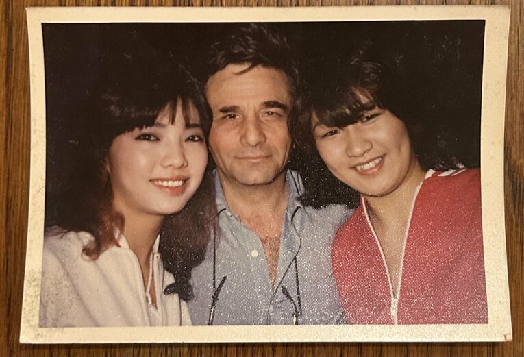 映画出演時の記念写真。右からジャンボ堀、ピーター・フォーク、ミミ萩原　提供：ジャンボ堀